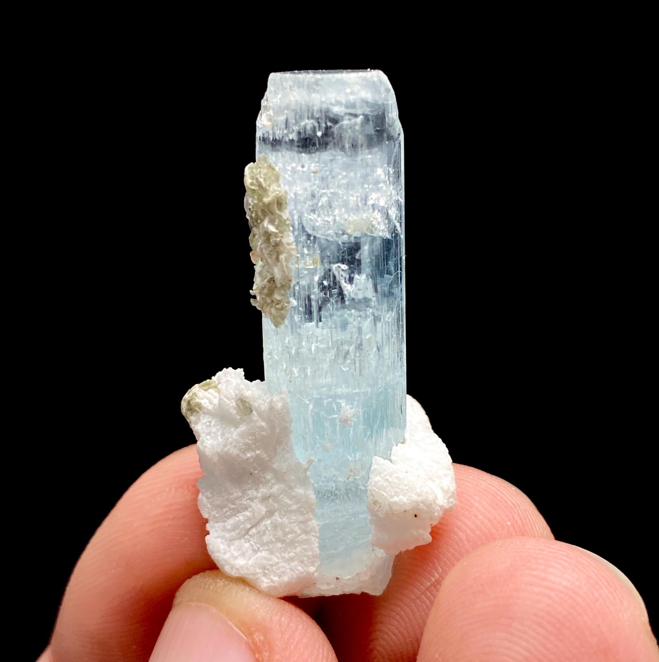 ブルーアクアマリンクリスタル（長石雲母入り）：天然宝石（41カラット