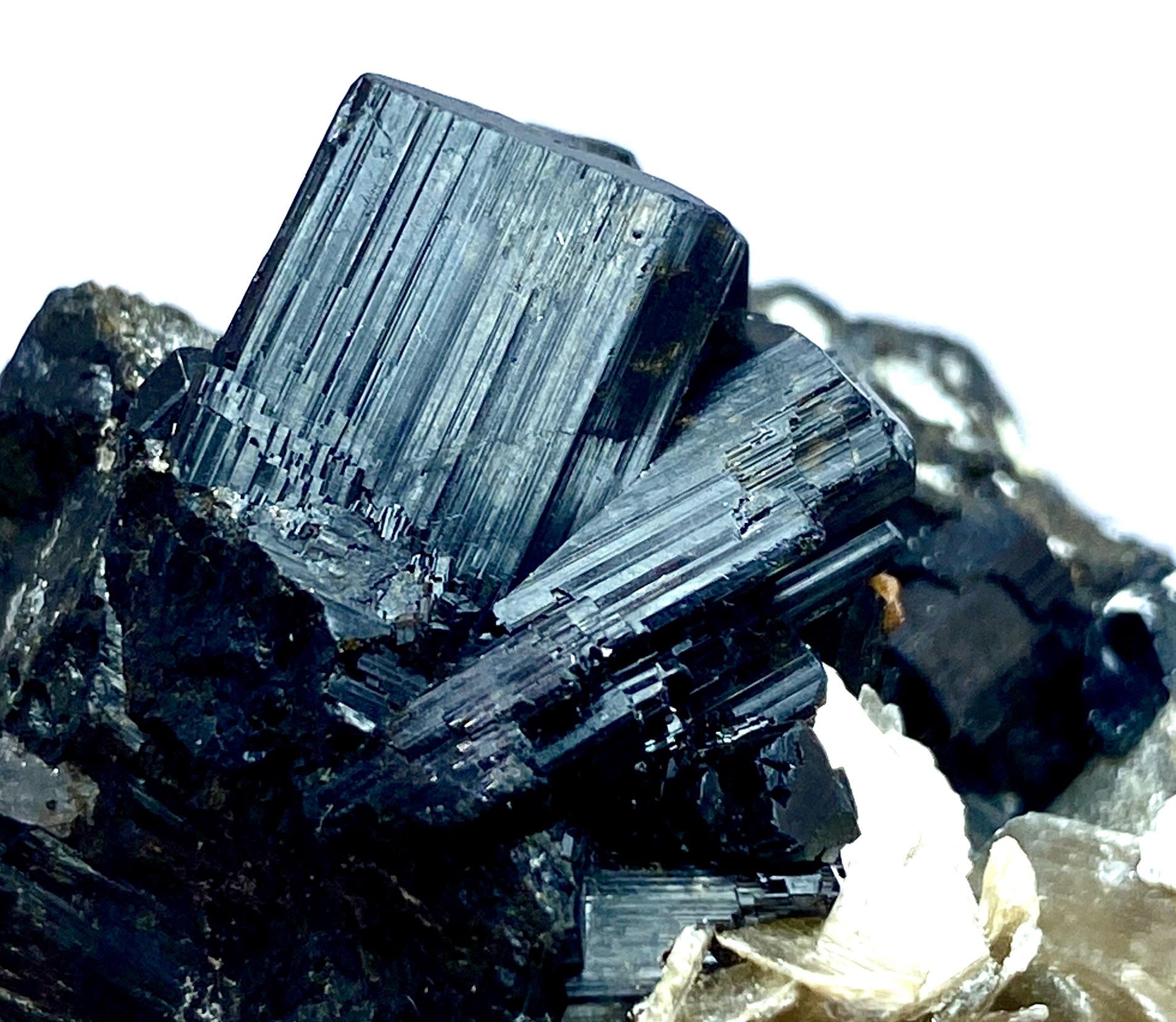 シルバー色の雲母が内部に共生している、ブラックトルマリンの原石です。125g 雲母入りショールブラックトルマリン - 鉱物標本、パキスタン - Etsy 日本