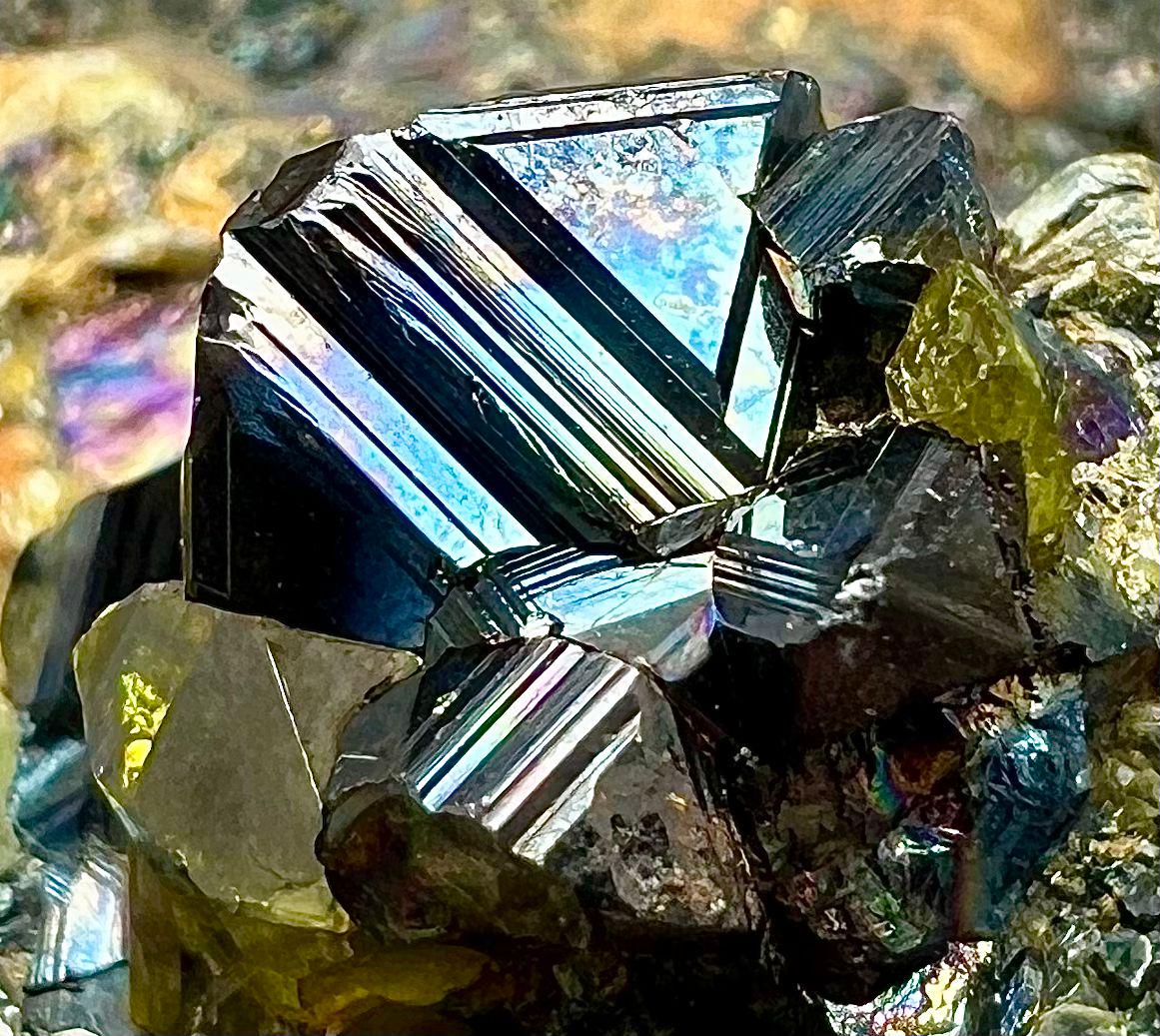 331 CT Extremely Ultra Rarest Iridescent Magnetite With