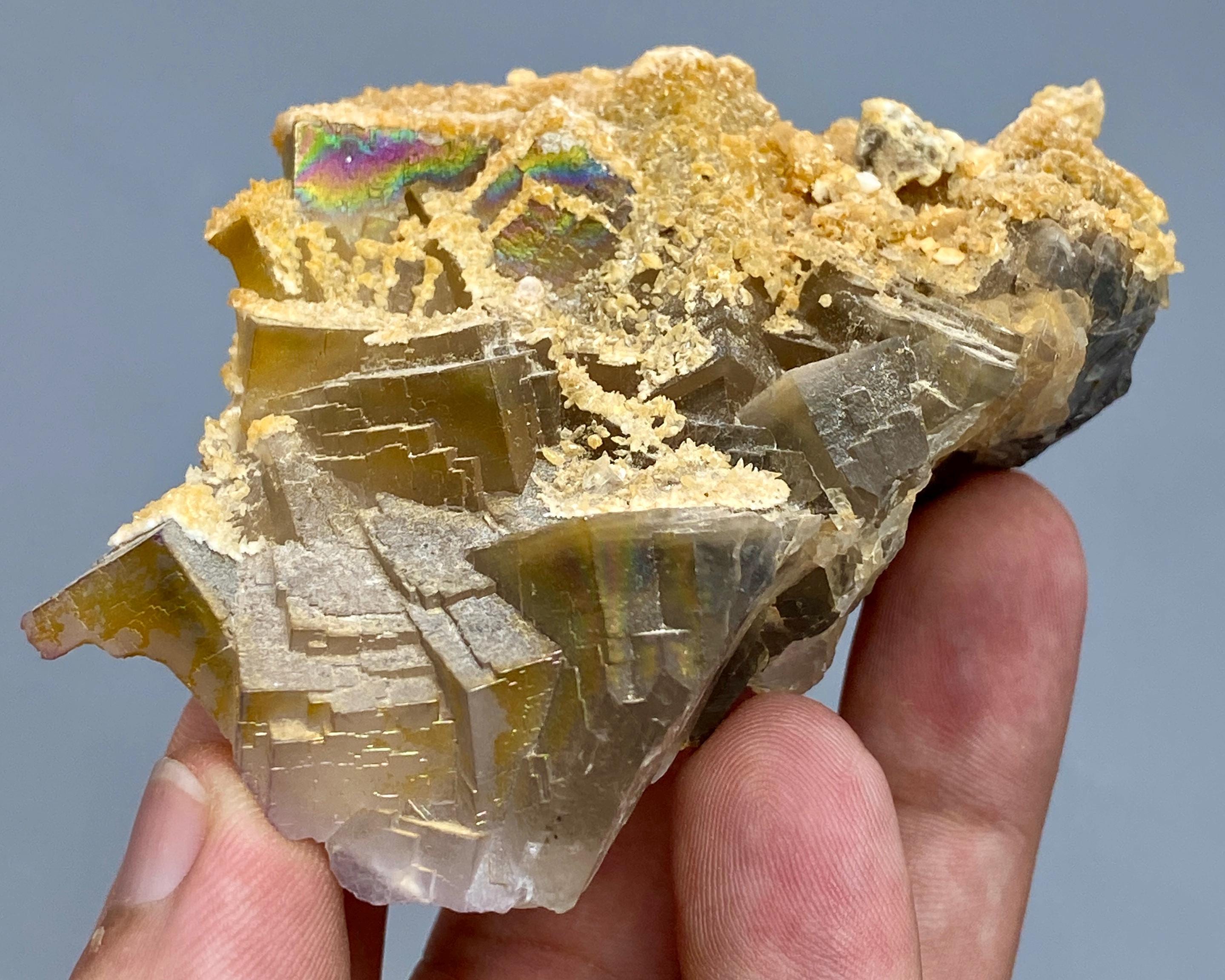 173グラムの虹色蛍石と方解石の標本：未加工のヒーリングクリスタル