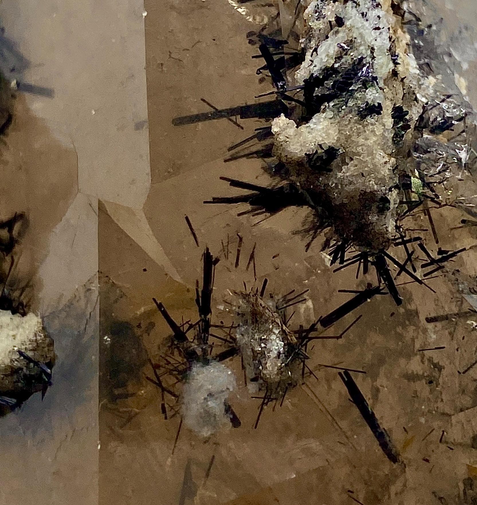 パキスタン産、スモーキークォーツ標本入り、希少な天然ルチル