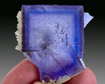 Atractiva fluorita cúbica multilínea de 92 gramos con calcita/kharan, Pakistán