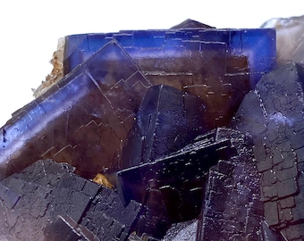 Ejemplar único de fluorita azul fantasma natural de 115 gramos procedente de Pakistán
