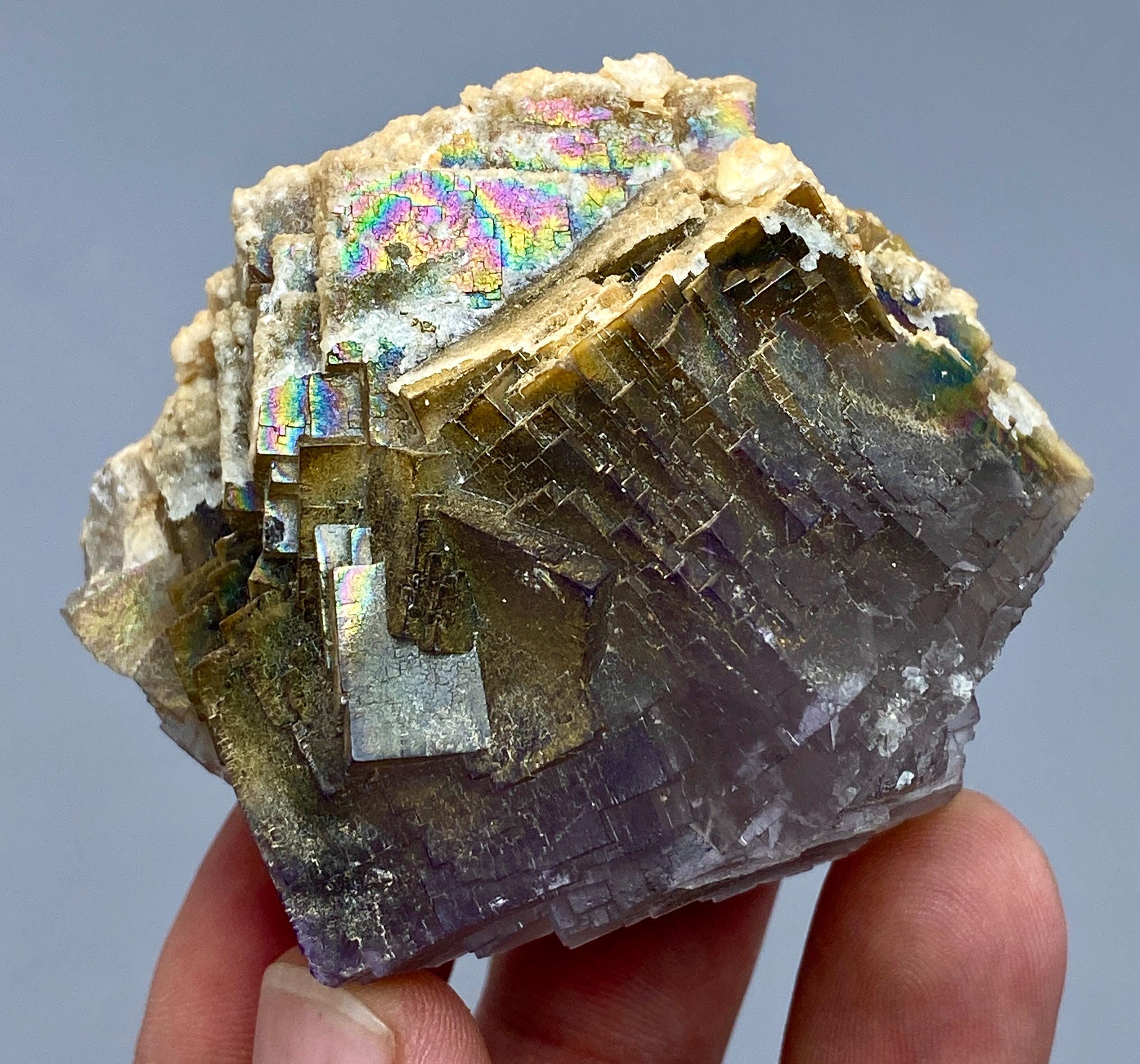 190グラムの虹色蛍石と方解石の標本：未加工のヒーリングクリスタル