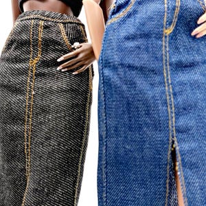 Puede incluir: Dos faldas vaqueras para muñecas. Una es de tweed gris oscuro con costuras doradas, la otra es de mezclilla azul clásica con costuras doradas. Ambas faldas son hasta la rodilla y tienen una abertura frontal.