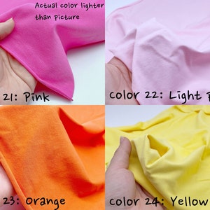 Peut inclure: Quatre échantillons de tissu de différentes couleurs : rose, rose clair, orange et jaune. Les échantillons sont tenus dans une main et la couleur réelle est plus claire que sur la photo.