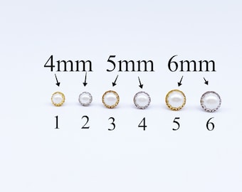 Può includere: Sei bottoni perlati di diverse dimensioni, 4 mm, 5 mm e 6 mm, con montature dorate e argentate. I bottoni sono disposti in file, con il più piccolo a sinistra e il più grande a destra.