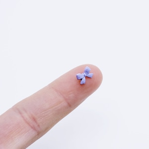 以下が含まれることがあります： 指に小さな紫のリボン