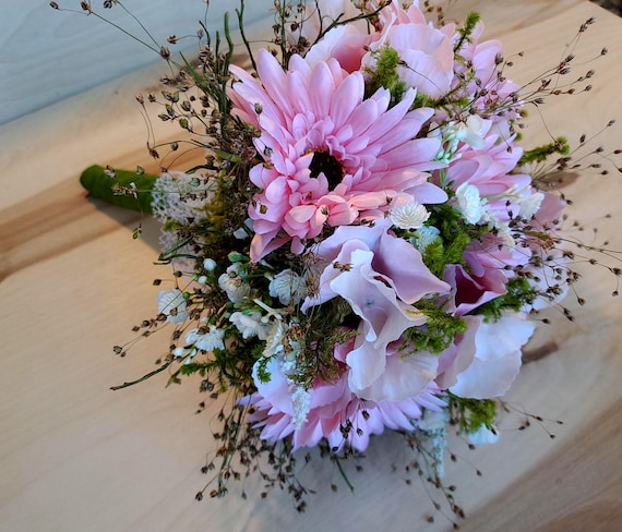 Brautstrauß rosa Gerbera: Romantisches Moos Boho Hochzeitsdeko