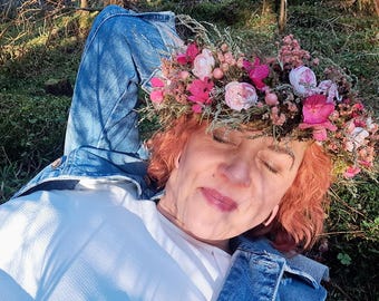 Corona bohemia de musgo y flores rosa pálido: tocado de boda