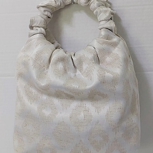 Bolso de mano redondo fruncido con asa superior, hecho a mano, bolso de noche, bolso de cita, asa de aro en jacquard blanco y beige
