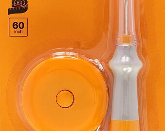 Puede incluir: Un juego de descosedor y cinta métrica Fiskars en un paquete naranja. El descosedor tiene un mango de plástico transparente y una cuchilla de metal plateado. La cinta métrica es naranja y tiene una capacidad de 60 pulgadas.