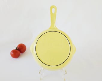 Sartén Le Creuset de hierro fundido esmaltado amarillo Elysees, década de 1950, tamaño 16