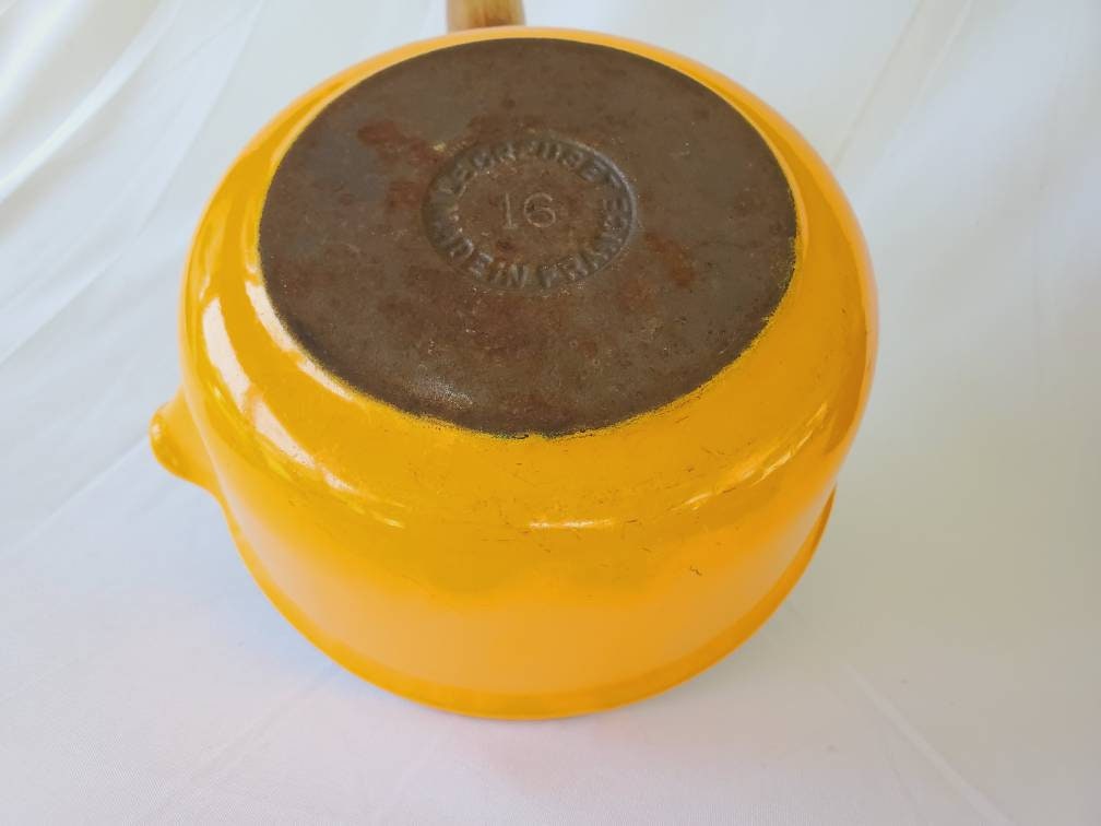 Le Creuset Saffron Yellow Sauce Pot Saucier 16 Lidded Pot 1 Liter