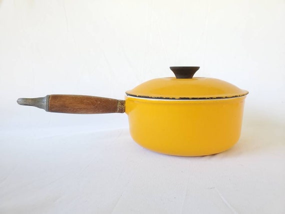 Le Creuset Saffron Sauce Pot Saucier 18 Medium Lidded Pot 2 QT Wood Handle  Pour Spout Vintage French Cookware Discontinued Color Enamelware 