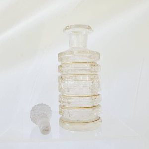 Corte Vidrio Perfume Botella Tapón de vidrio Vintage Mediados de Siglo Tocador Botella Oro Acento
