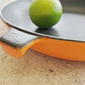 1970s Le Creuset Enzo Mari Bold Orange Skillet #26 Medium Large Fry Pan Saute Pan Cast Iron Wood Handle La Mama Line Poêlé Vintage Cookware