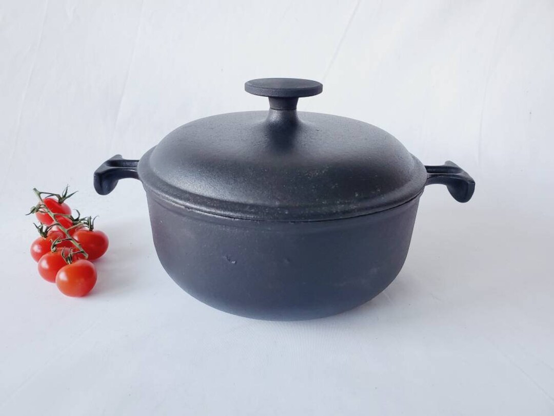 ルクルーゼ エンゾ　マリ ソースパン　17㌢　　 シャイニーブラック Enzo Mari for Le Creuset Dutch Oven, La Mama Black Cast Iron Pot