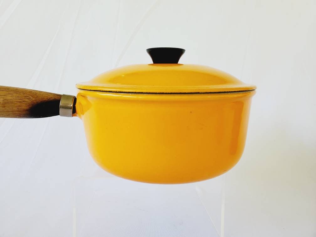 Le Creuset Saffron Yellow Sauce Pot Saucier 16 Lidded Pot 1 Liter Made in  France Medium Cookware Enameled Cast Iron Discontinued Color -  Finland