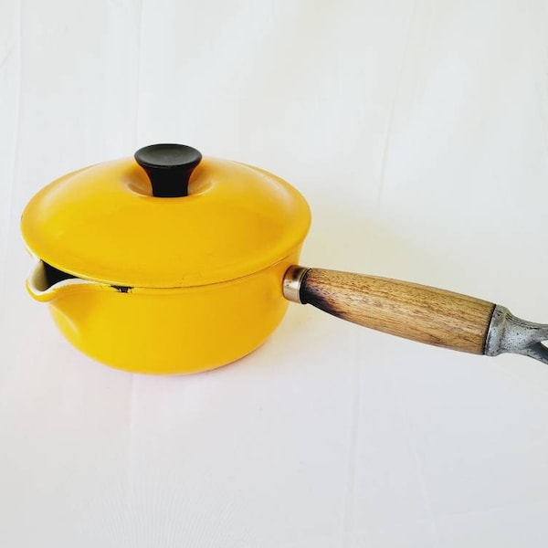 Le Creuset Saffron Yellow Sauce Pot Saucier #16 Lidded Pot 1 Liter Made in France Medium Cookware Enameled Cast Iron Discontinued Color