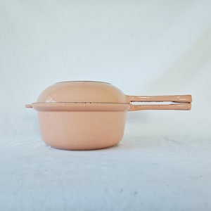 Le Creuset Multifunktionspfanne 2-in-1 (Bratpfanne & Topf Nr. 18), lachsrosa, aus den 1980er Jahren, mit Deckel, 2 Liter Fassungsvermögen, französisches Kochgeschirr (nicht mehr im Sortiment).