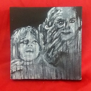 以下が含まれることがあります： 女性と子供、2 人の人物が描かれた白黒の絵画。女性の腕が子供の顔を覆っている。