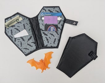 Cartera tipo ataúd de polipiel, vegana, estilo gótico, terror, plegable, accesorios espeluznantes para Halloween y vampiros. POR FAVOR, LEA los detalles para conocer las dimensiones.
