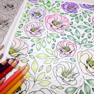 Op de afbeelding: Een kleurplaat met een bloemenpatroon. De pagina is gevuld met contouren van bloemen en bladeren. Er liggen kleurpotloden op de pagina, klaar om gebruikt te worden om het ontwerp in te kleuren.