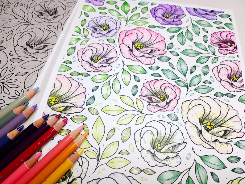 Op de afbeelding: Een kleurplaat met een bloemenpatroon. De pagina is gevuld met contouren van bloemen en bladeren. Er liggen kleurpotloden op de pagina, klaar om gebruikt te worden om het ontwerp in te kleuren.
