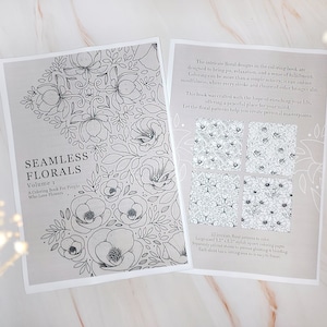 Op de afbeelding: Een kleurboek met de titel "Seamless Florals, Volume 1: A Coloring Book for People Who Love Flowers". De omslag toont een zwart-witte illustratie van een bloemenpatroon. De achterkant van het boek toont vier voorbeelden van de bloemenpatronen die in het boek zijn opgenomen.