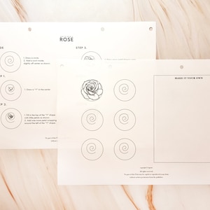 Op de afbeelding: Een printbaar werkblad met instructies over hoe je een roos kunt tekenen. Het werkblad bevat een gids met drie stappen, een voltooide roostekening en verschillende lege cirkels om te oefenen.