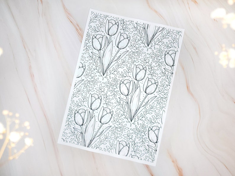 Op de afbeelding: Een zwart-witte lijntekening van een herhalend patroon van tulpen en bladeren. De tulpen zijn getekend in een eenvoudige, elegante stijl.
