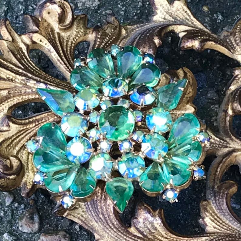 Vintage Green Rhinestone Costume Set Pin Brooch Clip-On Earrings Unsigned Goldtone
