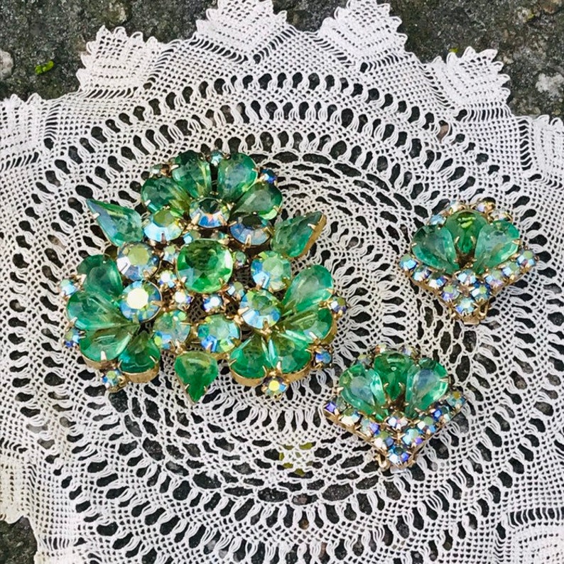 Vintage Green Rhinestone Costume Set Pin Brooch Clip-On Earrings Unsigned Goldtone