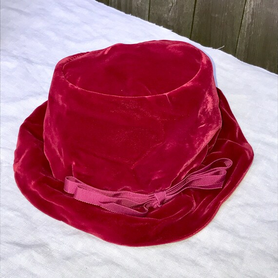 Vintage Hat 1960s Raspberry Maroon Velvet Slouch … - image 4