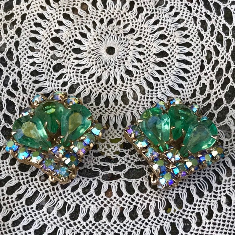 Vintage Green Rhinestone Costume Set Pin Brooch Clip-On Earrings Unsigned Goldtone