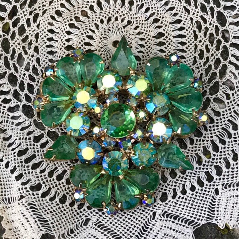 Vintage Green Rhinestone Costume Set Pin Brooch Clip-On Earrings Unsigned Goldtone
