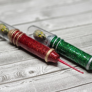 Hand Painted Alien Crochet Hook: Ergonomic Resin Handle