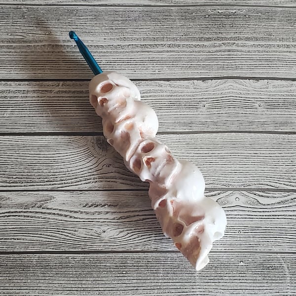 Ergonomic Skull Crochet Hook: Hand-Painted Resin Handle