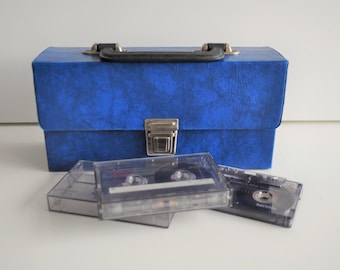 vintage cassette koffer blauw met ruimte voor 12 tapes. cassette tapes koffer. cassette opslag. muziek opslag.  vintage koffer.