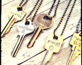 Vintage sleutelketting • Handgestempeld woord/zin/datum/ontwerp/staat | Aangepaste sleutel | Kralenketting | Echte sleutels | Aangepast cadeau | Steampunk/Boho