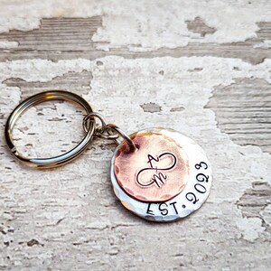 Infinity Initials Keychain • Handgestempelte Initialen | Gründungsdatum | Paare/Freunde/Familie Keychain Geschenk | Benutzerdefiniertes Datum / Initialen