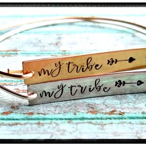 Min Stam | Stämplade Bar Charm-trådarmband Silver Tenn/NuGuld | Första alternativet | Välj armbandsdesign | Älskar min stam | Brudtärnepresent bild 3