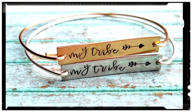 Min Stam | Stämplade Bar Charm-trådarmband Silver Tenn/NuGuld | Första alternativet | Välj armbandsdesign | Älskar min stam | Brudtärnepresent bild 3