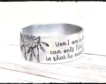 Ja, ich bin ein Träumer • Handgestempeltes Oscar Wilde Zitat | Große Manschetten | Silber Aluminium Armband | Zitat/Poesie Schmuck | Literatur Geschenk