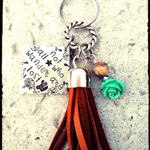 Portachiavi in pelle • Non tutti coloro che vagano sono persi • Alluminio stampato / Nappa in pelle / Rosa turchese / Perla / Boho / Regalo Hippie