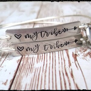Min Stam | Stämplade Bar Charm-trådarmband Silver Tenn/NuGuld | Första alternativet | Välj armbandsdesign | Älskar min stam | Brudtärnepresent bild 2