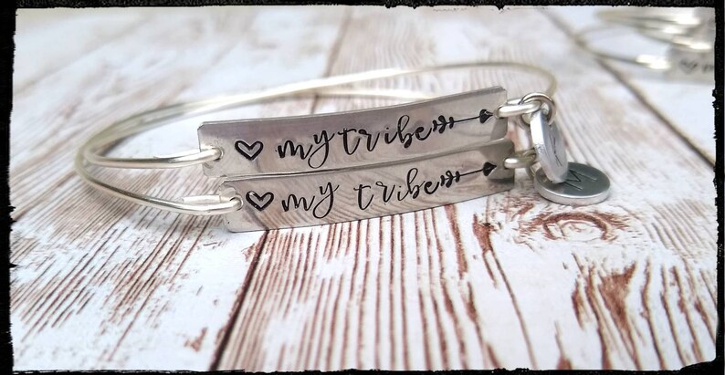 Min Stam | Stämplade Bar Charm-trådarmband Silver Tenn/NuGuld | Första alternativet | Välj armbandsdesign | Älskar min stam | Brudtärnepresent bild 2