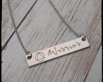 Guerreiro • Colar Sobriedade • Barra horizontal em prata fosca | Carimbado à mão | Colar Inox | Símbolo de sobriedade | Presente