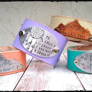 PaiNTeD LeaTHeR Cuffs III • Cuir peint à la main/en | Crème/Turquoise/Lilas | Main estampillée cuivre/argent | Rivets en cristal | Boho/Cadeau